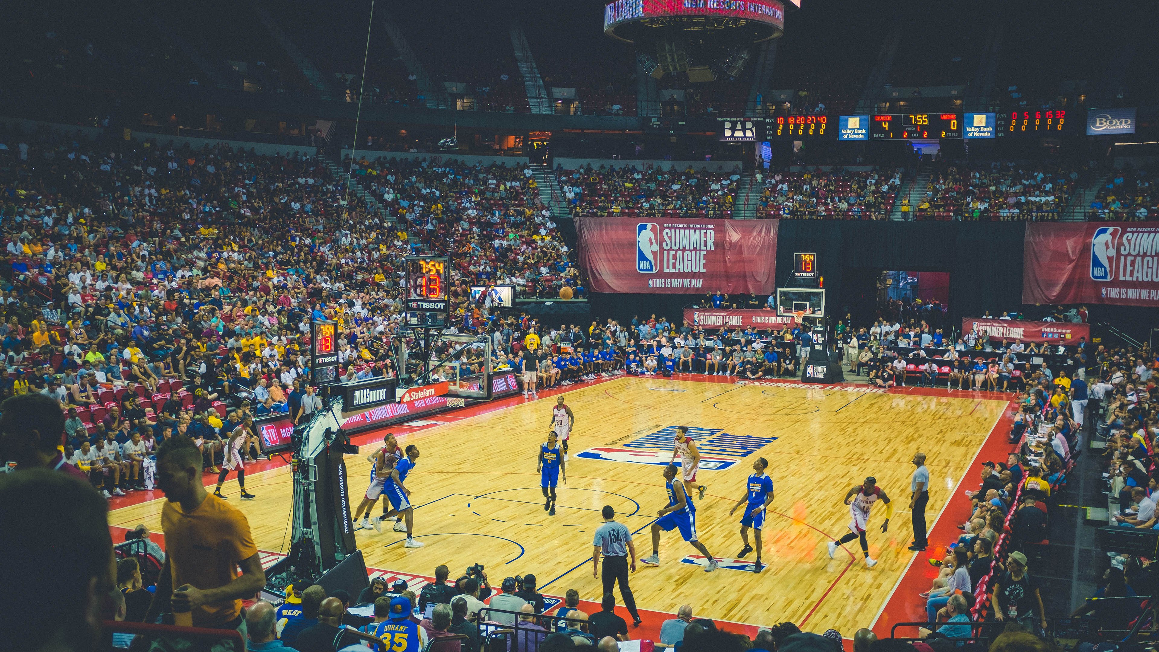 英超门将多次完成关键扑救